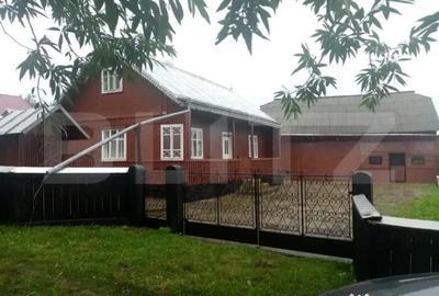 Casă cu 3 camere cu Teren 3000 Mp în Central