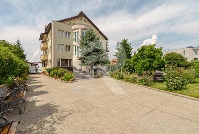 Casa cu teren de 3000 mp - ponton la lac - piscina si casa de oaspeti