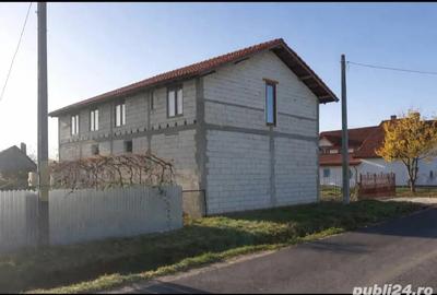 Vand casa la rosu cu utilitati, in Caciulesti comuna Girov la strada principala (Caciulesti > Dobren - 3