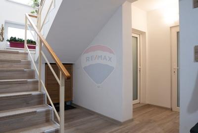 Casă cu 8 camere cu Teren 950 Mp în Roșu - 48