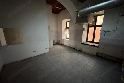 Spațiu comercial, de 71 mp, în P-ța Unirii - 8