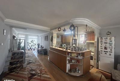 Casă cu 7 camere cu Teren 1300 Mp în Central - 12