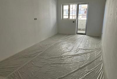 Garsonieră decomandată, etaj 2, bloc nou, M. Apărătorii Patriei - 1