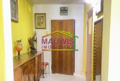 Apartament cu 3 camere semidecomandat în Dristor