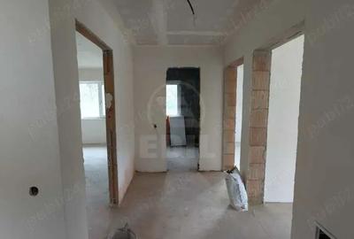 Casă cu 5 camere cu Teren 200 Mp în Florești