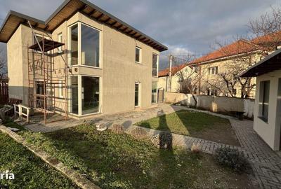 Casă cu 4 camere cu Canalizare în Central - 2