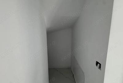 Casă cu 5 camere cu Teren 266 Mp în Dumbrăvița