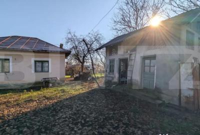 Casă cu 2 camere cu Teren 2000 Mp în Central