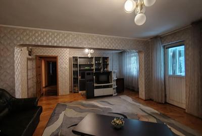 Apartament cu 5 camere decomandat, mobilat în Central