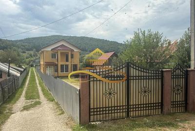 Casă cu Teren 757 Mp în Luncani - 2