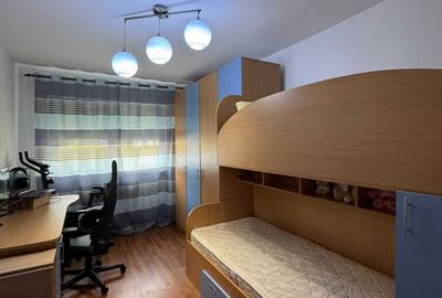 Apartament cu 3 camere semidecomandat în Central