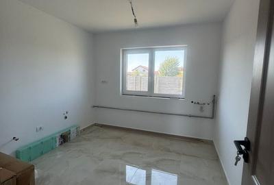 Casă cu 4 camere cu Teren 265 Mp în Central - 2
