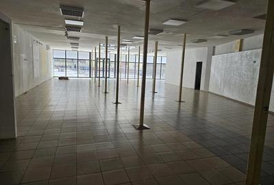 Spațiu comercial, de 320 mp, în Central - 4
