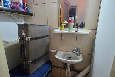 Titan, 10 minute metrou Costin Georgian, la piata Minis,  2 grupuri sanitare - 2