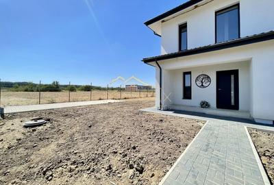 Vila exclusivista**P+1**5 Camere**Teren 704 mp***Langa Padure//Balotesti - 23