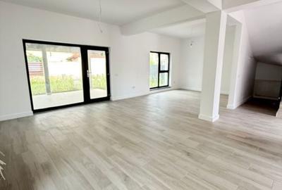 Casă cu 5 camere cu Teren 400 Mp în Central - 1