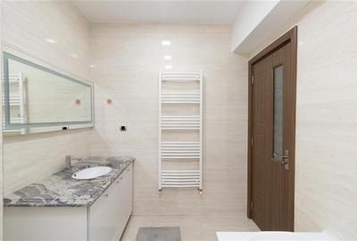 Apartament cu 3 camere decomandat, mobilat în Tractorul - 22