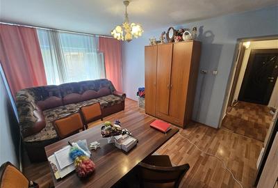 Apartament cu 3 camere decomandat, mobilat în Micro IV - 3