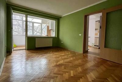 Apartament cu 3 camere semidecomandat în Central