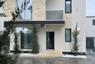 Casă cu 4 camere în Dealu Frumos