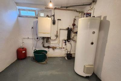 Casă cu 10 camere cu Teren 26417 Mp în Vălenii de Munte