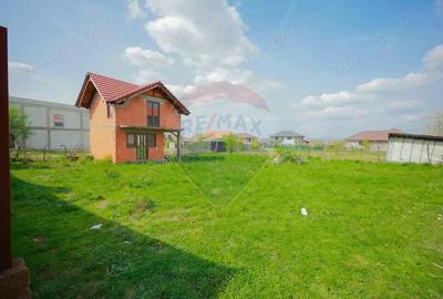 Casă cu Teren 1013 Mp în Cordău