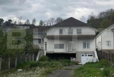 Casă cu 7 camere cu Teren 1000 Mp în Central - 1