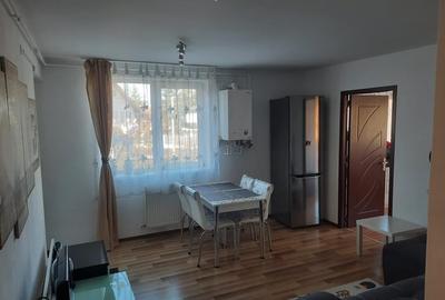 Apartament cu 3 camere semidecomandat, mobilat în Florești