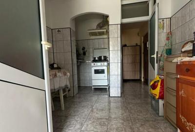- Apartament 3 camere decomandat, Buzaului, etaj 3, suprafat - 5
