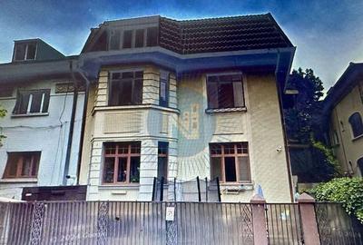 Casă individuală cu 15 camere în Capitale