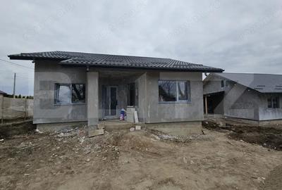 Casă cu 3 camere cu Teren 470 Mp în Ciurbești - 2