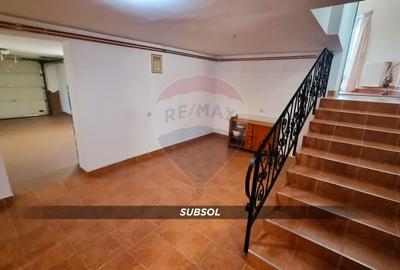 Casă cu 10 camere cu Teren 1400 Mp în Independenței - 21