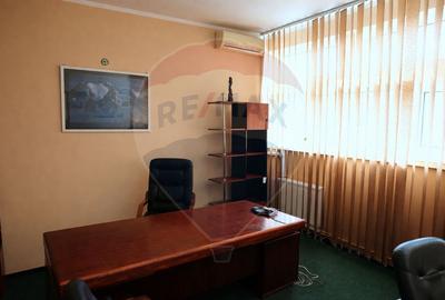 Spațiu comercial, de 200 mp, în Central - 8