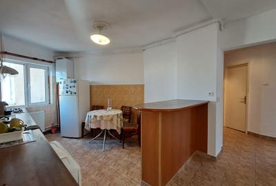 Apartament cu 4 camere decomandat în Câmpului
