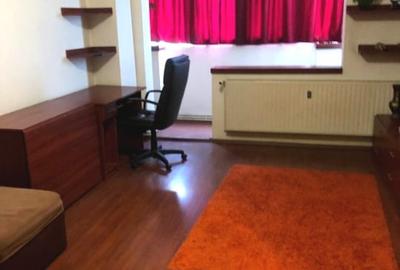 Garsonieră decomandată, mobilată în Trafic Greu