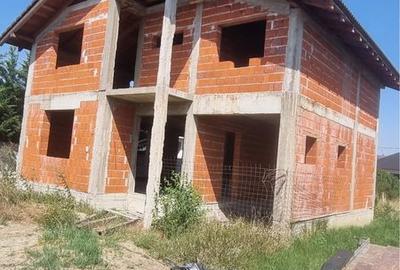 Casă cu 4 camere în Sânmartin