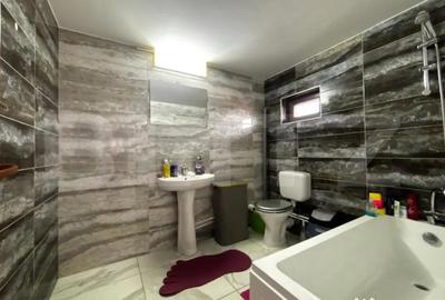 Casă cu 5 camere cu Canalizare în Central - 2