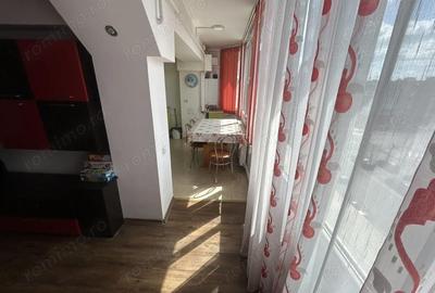 Apartament cu 3 camere semidecomandat în Tomis II - 4