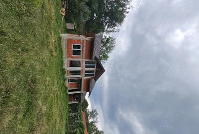 Casă cu 5 camere cu Teren 1067 Mp în Central - 1