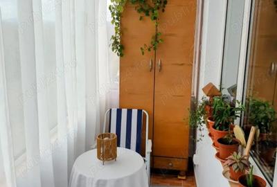 Apartament compus din: o camera, bucatarie, hol, baie, balcon, cu o suprafa?a de 33