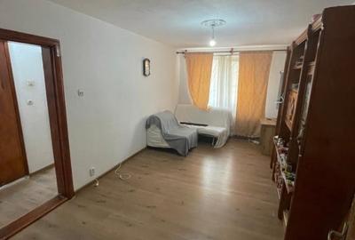Apartament cu 3 camere semidecomandat în Rahova