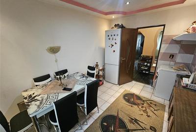 Apartament cu 3 camere decomandat, mobilat în Micro IV - 19