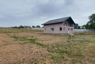 Casă cu 4 camere în Comana - 1