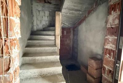 Casă cu 6 camere cu Canalizare în Central - 2