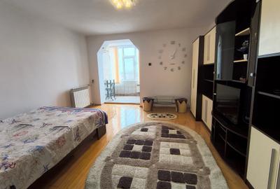 Garsonieră decomandată, mobilată în Km 4 - 1