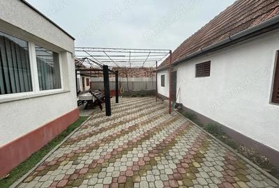 Vand casa mare caramida(2 corpuri cladire)renovat si ocupabil imediat,situat in Livada, st.850 mp - 2