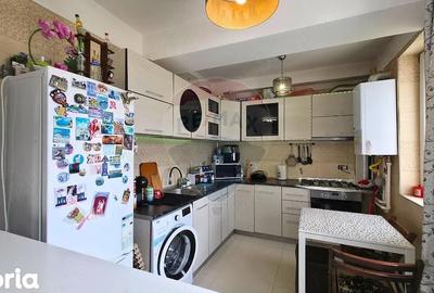 Apartament cu 3 camere semidecomandat în 1 Decembrie