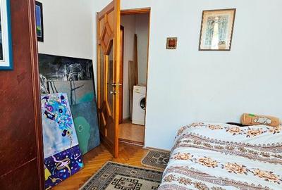 Apartament cu 3 camere semidecomandat în Central