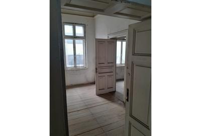 Casă individuală cu 17 camere cu Teren 566 Mp în P-ța Unirii - 7