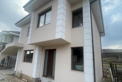 Casă cu 4 camere cu Teren 400 Mp în Central